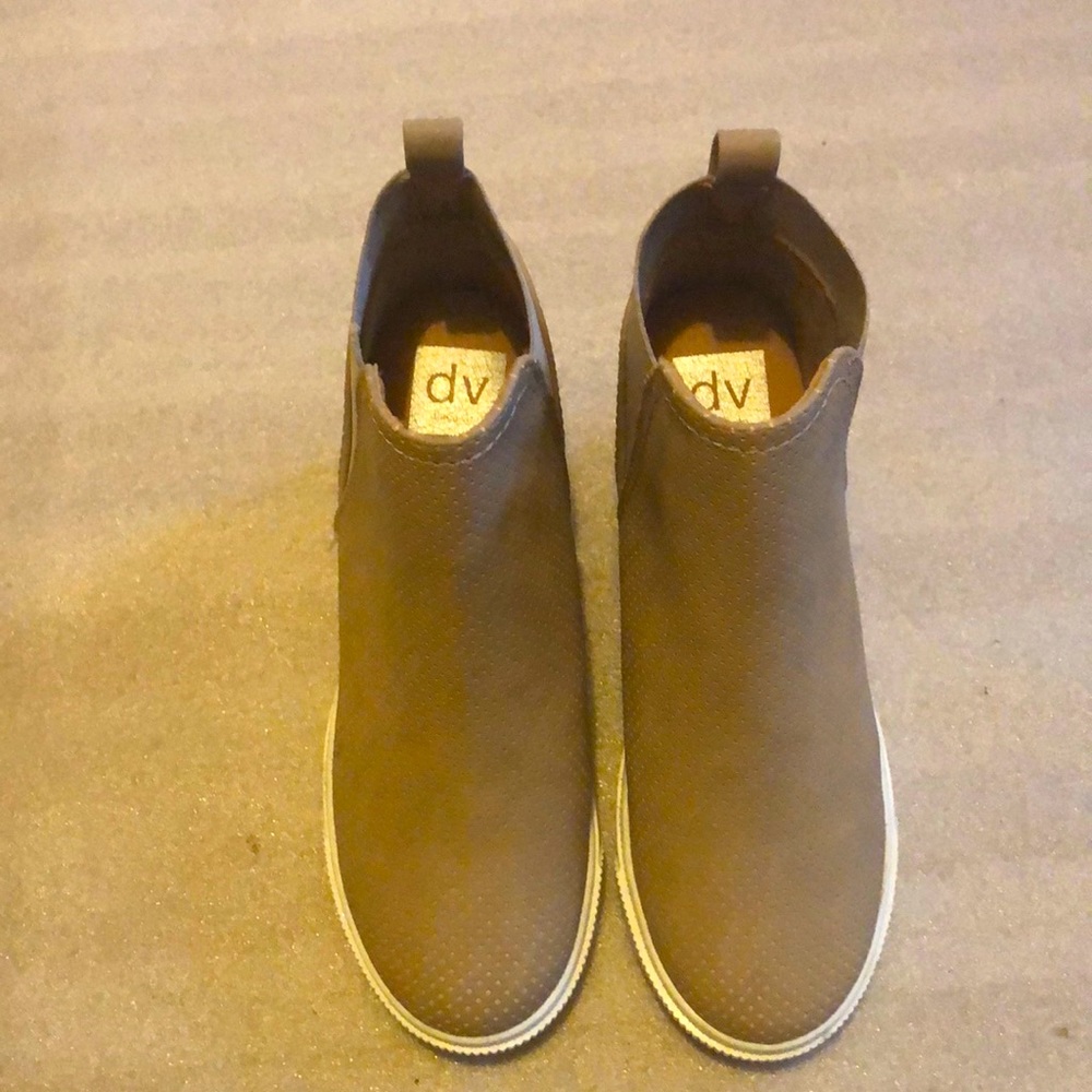 DV Dolce vita tan ankle boots in size 7.5 NWT